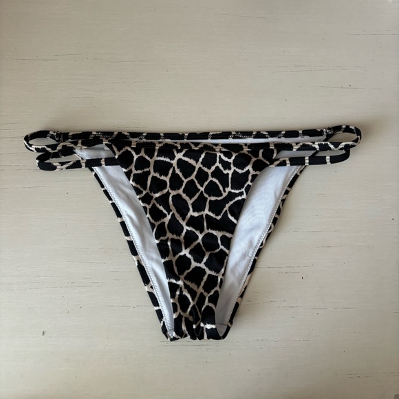 Y2K Victoria’s secret cheeky strappy giraffe print bikini bottoms - Picture 2 of 3